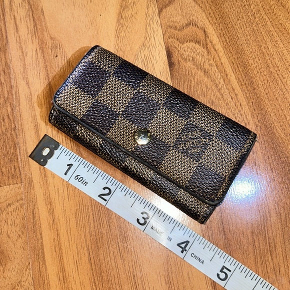 Authentic Louis Vuitton
Damier Ebene Multicles 4 Key Holder - Picture 5 of 13